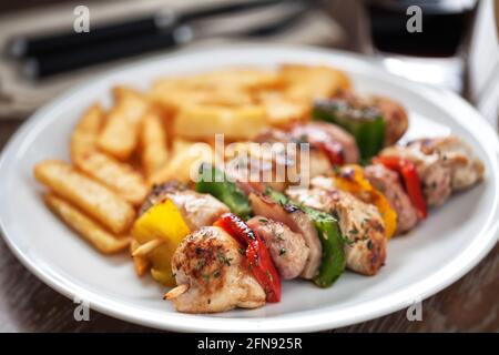 Brochettes de poulet avec frites. Photo de haute qualité. Banque D'Images