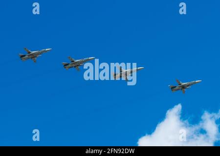 7 mai 2021, Moscou, Russie. Bombardiers russes su-24 sur la place Rouge à Moscou. Banque D'Images