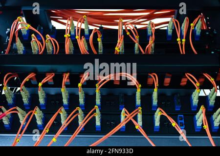 Réseau de câbles, câble à fibre optique pour connecter le port de commutateur dans la salle de serveurs, concept de gestion de réseau Banque D'Images