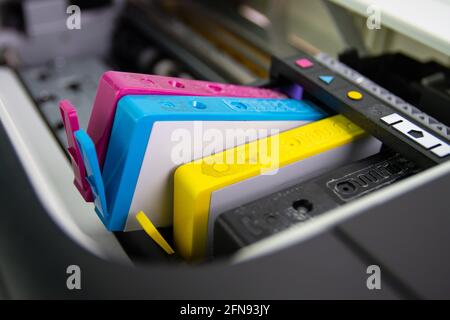 Une cartouche d'encre ou cartouche de jet d'encre est un composant d'une imprimante à jet d'encre qui contient les 4 couleurs Banque D'Images
