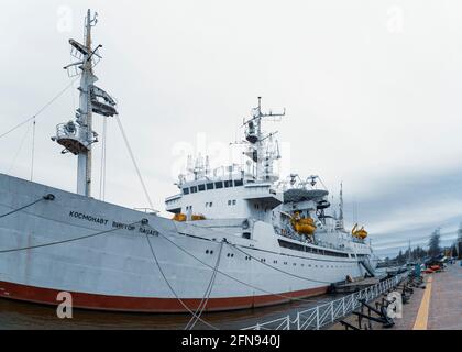 Le COSMONAUTE VIKTOR PATSAEV de recherche sur le quai de Kaliningrad Banque D'Images