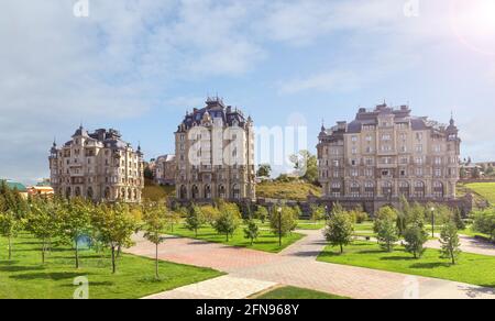 De beaux bâtiments modernes dans le remblai du Kremlin de la rivière Kazanka. Kazan, Russie. Banque D'Images