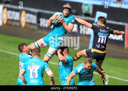 Justin Clegg (à gauche), des Warriors de Worcester, a revendique le ballon de Josh Bassett de Wasps lors du match Gallagher Premiership à la Ricoh Arena, Coventry. Date de la photo: Samedi 15 mai 2021. Banque D'Images