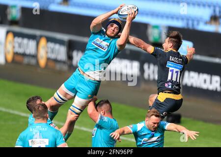 Justin Clegg (à gauche), des Warriors de Worcester, a revendique le ballon de Josh Bassett de Wasps lors du match Gallagher Premiership à la Ricoh Arena, Coventry. Date de la photo: Samedi 15 mai 2021. Banque D'Images