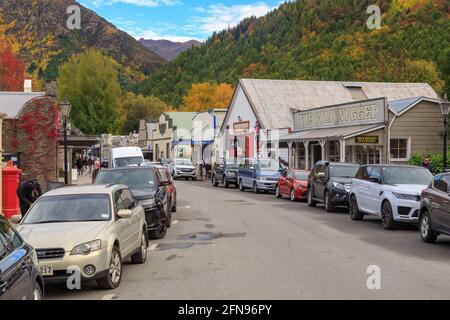 La ville historique d'Arrowtown, dans l'île du Sud de la Nouvelle-Zélande, en automne. Sur la droite se trouve 'The Gold Nugget', une boutique de souvenirs Banque D'Images