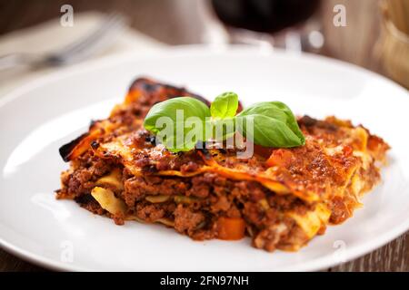 Morceau de lasagnes chaudes savoureuses. Gros plan, vue latérale. Photo de haute qualité. Banque D'Images