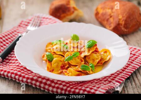 Raviolis à la sauce tomate. Cuisine italienne typique. Banque D'Images