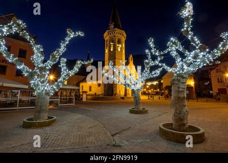 Église Sant Miquèu de Vielha à l'heure bleue d'hiver (Vallée de l'Aran, Catalogne, Espagne, Pyrénées) ESP: Iglesia de Sant Miquèu de Vielha en la hora azul Banque D'Images