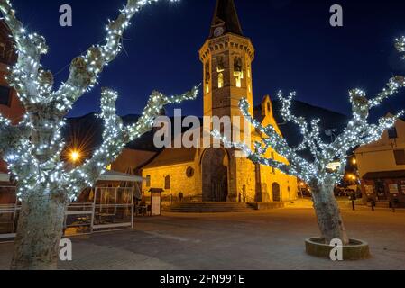 Église Sant Miquèu de Vielha à l'heure bleue d'hiver (Vallée de l'Aran, Catalogne, Espagne, Pyrénées) ESP: Iglesia de Sant Miquèu de Vielha en la hora azul Banque D'Images