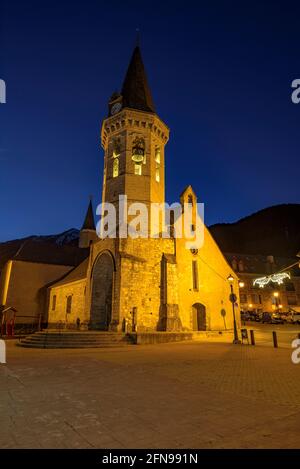 Église Sant Miquèu de Vielha à l'heure bleue d'hiver (Vallée de l'Aran, Catalogne, Espagne, Pyrénées) ESP: Iglesia de Sant Miquèu de Vielha en la hora azul Banque D'Images