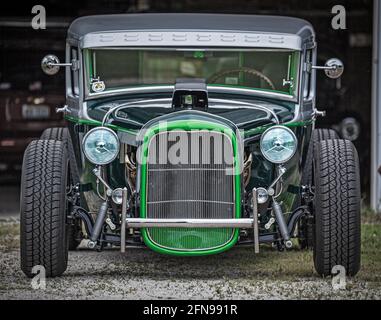 Voiture classique historique Hot Rod, en face d'une Grange Banque D'Images