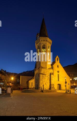 Église Sant Miquèu de Vielha à l'heure bleue d'hiver (Vallée de l'Aran, Catalogne, Espagne, Pyrénées) ESP: Iglesia de Sant Miquèu de Vielha en la hora azul Banque D'Images