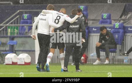 Gelsenkirchen, Allemagne. 15 mai 2021. Firo: 15.05.2021, ballon de football, 1er Bundesliga, saison 2020/2021, FC Schalke 04 - Eintracht Frankfurt Djibril Sow, blessé, blessure | utilisation dans le monde crédit: dpa/Alay Live News Banque D'Images