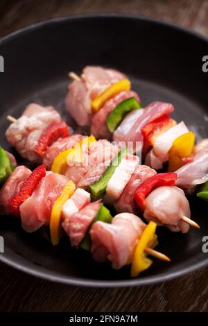 Brochettes de poulet cuisant dans une casserole. Photo de haute qualité. Banque D'Images