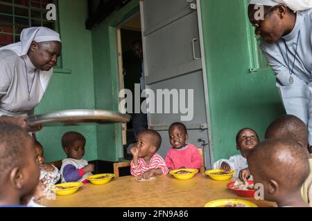 Les religieuses servent le déjeuner dans l'orphelinat de St Kizito en campagne Est de l'Ouganda Banque D'Images