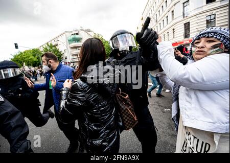 Berlin, Allemagne. 15 mai 2021. Des policiers ont éloigné les participants à la manifestation de divers groupes palestiniens à Neukölln. Lors de la journée annuelle de commémoration de Nakba, le 15 mai, les Palestiniens se souviennent de la fuite et de l'expulsion de centaines de milliers de Palestiniens du territoire qui est devenu plus tard Israël. Credit: Fabian Sommer/dpa/Alay Live News Banque D'Images