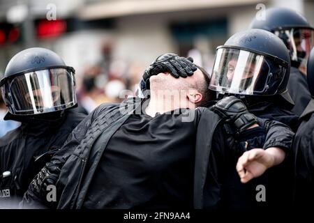 Berlin, Allemagne. 15 mai 2021. Des policiers emprisonnent un participant à la manifestation de divers groupes palestiniens à Neukölln. Lors de la journée annuelle de commémoration de Nakba, le 15 mai, les Palestiniens se souviennent de la fuite et de l'expulsion de centaines de milliers de Palestiniens de ce qui est devenu plus tard Israël. Credit: Fabian Sommer/dpa/Alay Live News Banque D'Images