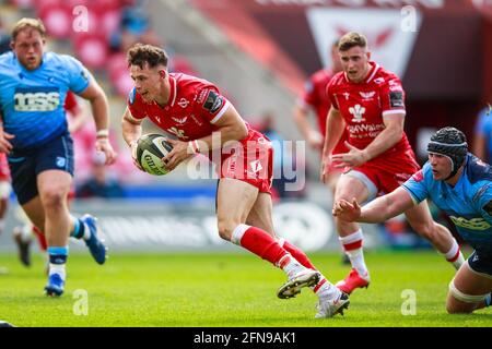 Llanelli, Royaume-Uni. 15 mai 2021. Scarlets aile droite Tom Rogers sur l'attaque pendant le match de rugby Scarlets v Cardiff Blues PRO14 Rainbow Cup. Crédit : Gruffydd Thomas/Alay Live News Banque D'Images