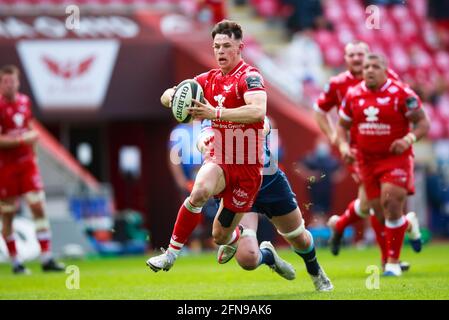 Llanelli, Royaume-Uni. 15 mai 2021. Scarlets aile droite Tom Rogers sur l'attaque pendant le match de rugby Scarlets v Cardiff Blues PRO14 Rainbow Cup. Crédit : Gruffydd Thomas/Alay Live News Banque D'Images