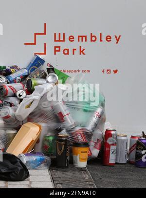 Des canettes de bière vides sont laissées sur Wembley Way avant la finale de la coupe Emirates FA au stade Wembley, Londres. Date de la photo: Samedi 15 mai 2021. Banque D'Images