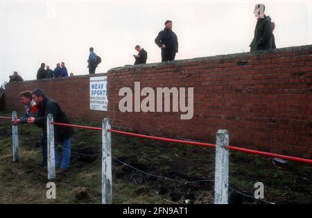 Des hommes qui regardent un match de football de non-ligue un jour d'hiver. Banque D'Images