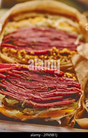Sandwich Reuben. Sandwich traditionnel américain classique. Pastrami et bœuf corned sur du pain grillé Banque D'Images