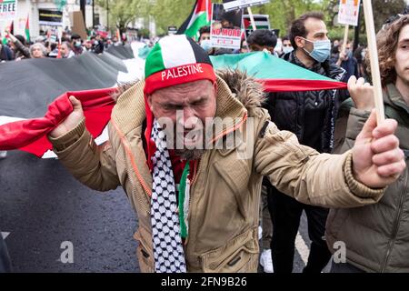 Un homme cria devant la foule à Marble Arch, dans le centre de Londres, le 15 mai, lors d'une manifestation de solidarité avec les Palestiniens en Palestine Banque D'Images