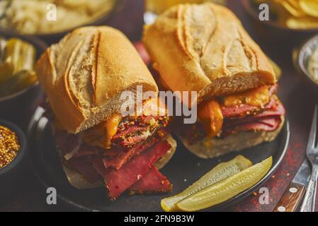 Sandwich Reuben. Sandwich traditionnel américain classique. Pastrami et bœuf corned sur du pain grillé Banque D'Images