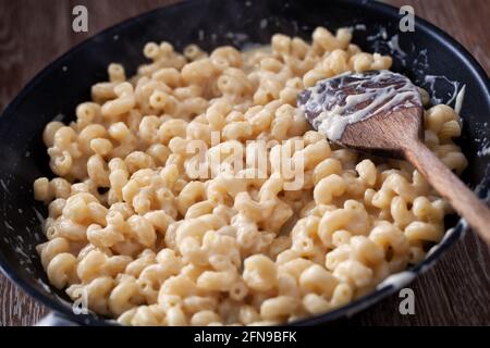 mac et fromage, pâtes macaroni à la sauce cheesy - style américain Banque D'Images