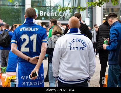 Londres, Royaume-Uni. 15 mai 2021. Les supporters se rendent à Wembley avant la finale de la coupe FA 2021 entre Chelsea au stade de Wembley, Londres, Angleterre, le 15 mai 2021. Photo par Andrew Aleksiejczuk/Prime Media Images. Crédit : Prime Media Images/Alamy Live News Banque D'Images
