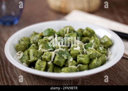 Gnocchi de pomme de terre verte avec beurre de sauge et parmesan Banque D'Images