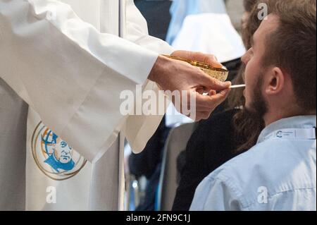 Rome, Italie. 15 mai 2021 : UN prêtre distribue la communion pendant la messe et le Rite de Béatification de François Marie de la Croix Jordanie (1848-1918) fondateur de la congrégation salvatorienne, à la Basilique Saint Jean Latran à Rome. Credit: Agence de photo indépendante Srl/Alay Live News Banque D'Images