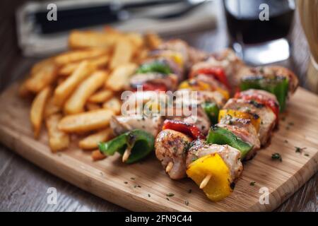 Brochettes de poulet avec frites. Photo de haute qualité. Banque D'Images