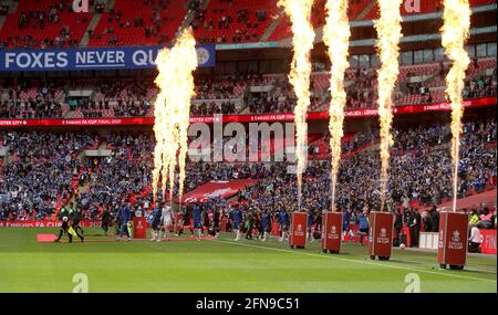 Les pièces pyrotechniques sont en route tandis que les deux équipes se promènaient pour commencer la finale de la coupe Emirates FA au stade Wembley, à Londres. Date de la photo: Samedi 15 mai 2021. Banque D'Images