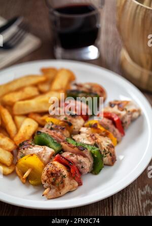 Brochettes de poulet avec frites. Photo de haute qualité. Banque D'Images