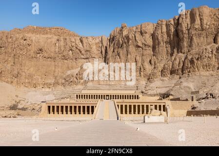 Temple mortuaire de Hatshepsut, Deir el-Bahari, nécropole thébaine (liste du patrimoine mondial de l'UNESCO, 1979), Louxor, Égypte. Civilisation égyptienne, Nouveau Royaume, Banque D'Images