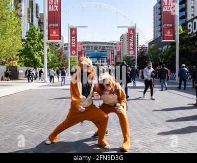 Londres, Royaume-Uni. 15 mai 2021. Les supporters se rendent à Wembley avant la finale de la coupe FA 2021 entre Chelsea au stade de Wembley, Londres, Angleterre, le 15 mai 2021. Photo par Andrew Aleksiejczuk/Prime Media Images. Crédit : Prime Media Images/Alamy Live News Banque D'Images