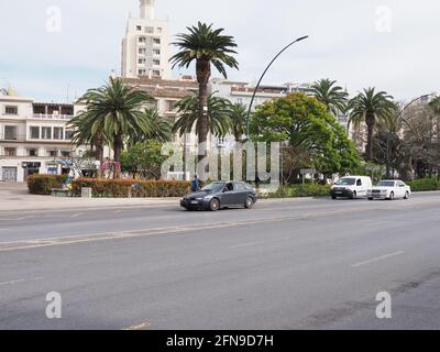 MALAGA, ESPAGNE, le 2019 AVRIL : vue sur la rue du centre-ville européen en Andalousie avec palmiers et ciel nuageux en chaude journée de printemps. Banque D'Images