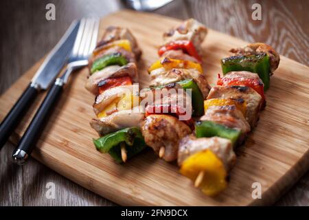 Brochettes de poulet sur planche à découper. Photo de haute qualité. Banque D'Images