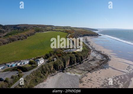 Vue sur la plage d'Amroth sur la côte de Pembrokeshire en hiver avec très peu de personnes. Il est plus populaire en été avec des familles appréciant la mer et sa Banque D'Images