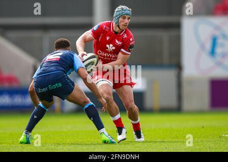 Llanelli, Royaume-Uni. 15 mai 2021. Le centre Scarlets Jonathan Davies passe le ballon tandis que le centre Cardiff Blues Ben Thomas se prépare à l'affronter lors du match de rugby Scarlets v Cardiff Blues PRO14 Rainbow Cup. Crédit : Gruffydd Thomas/Alay Live News Banque D'Images