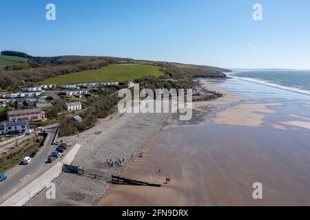 Vue sur la plage d'Amroth sur la côte de Pembrokeshire en hiver avec très peu de personnes. Il est plus populaire en été avec des familles appréciant la mer et sa Banque D'Images