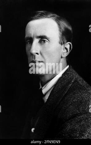 1940 CA , GRANDE-BRETAGNE : le célèbre écrivain britannique de fantaisie J.R.R. TOLKIEN ( John Ronald Reuel , 1892 - 1973 ), auteur du livre THE Lord OF THE RINGS ( il signore degli Anelli ), publi par Allen & Unwin en 1954/1955 . Photographe inconnu - ÉCRIVAIN - JRR - SCRITTORE - LETTERATURA - LITTÉRATURE - letterato - HAUTE FANTAISIE --- Archivio GBB Banque D'Images