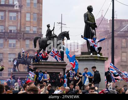 Glasgow, Écosse, Royaume-Uni. 15 mai 2021. Des milliers de supporters et de fans du club de football des Rangers descendent sur George Square à Glasgow pour célébrer la victoire du championnat écossais de Premiership pour la 55e fois et pour la première fois depuis 10 ans.Iain Masterton/Alay Live News Banque D'Images