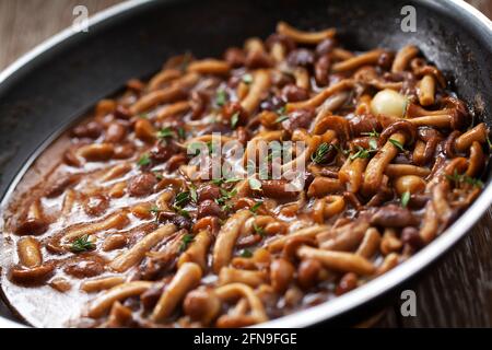 Champignons dans une casserole. Photo de haute qualité. Banque D'Images