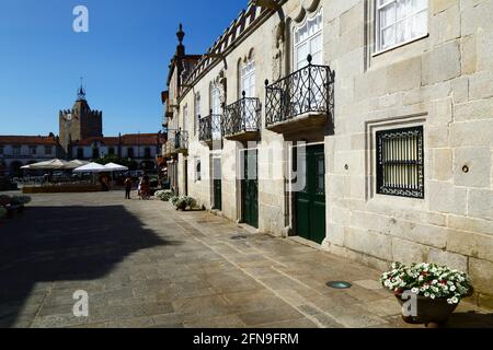 Casa dos pitas (R) et Praça Conselheiro Silva Torres place principale, Tour de l'horloge / Torre do Relógio en arrière-plan, Caminha, province de Minho, Portugal Banque D'Images