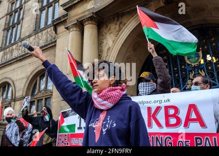Sheffield, Royaume-Uni - 15 mai 2021 : les manifestants tiennent des pancartes et des drapeaux lors d'une manifestation « Heffield Palestine Solidarity Campaign » devant l'hôtel de ville de Sheffield, dans le centre-ville. Les manifestants manifestaient contre les récentes attaques des forces militaires israéliennes contre les Palestines dans la bande de Gaza et les affrontements à Jérusalem-est. Crédit : Mark Harvey/Alay Live News Banque D'Images