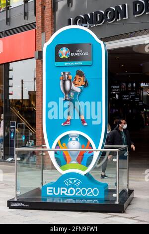 Londres, Royaume-Uni. 15 mai 2021. Un panneau à l'extérieur du London Designer Outlet fait la promotion du tournoi Euro 2020 différé de l'UEFA qui aura lieu en 2021, certains matchs ayant lieu au stade Wembley. Credit: Stephen Chung / Alamy Live News Banque D'Images