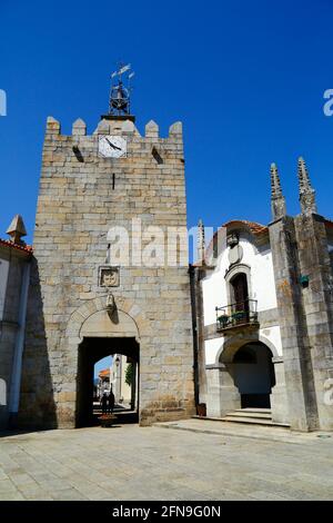 Tour de l'horloge / Torre do Relógio, anciennement la tour principale du château, la vieille mairie sur la droite, Caminha, province de Minho, Portugal Banque D'Images