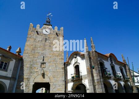 Tour de l'horloge / Torre do Relógio, anciennement la tour principale du château, la vieille mairie sur la droite, Caminha, province de Minho, Portugal Banque D'Images